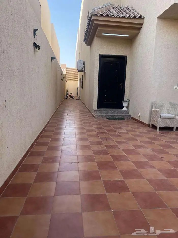 فيلا للايجار بموقع مميز جدا في حي طويق 4