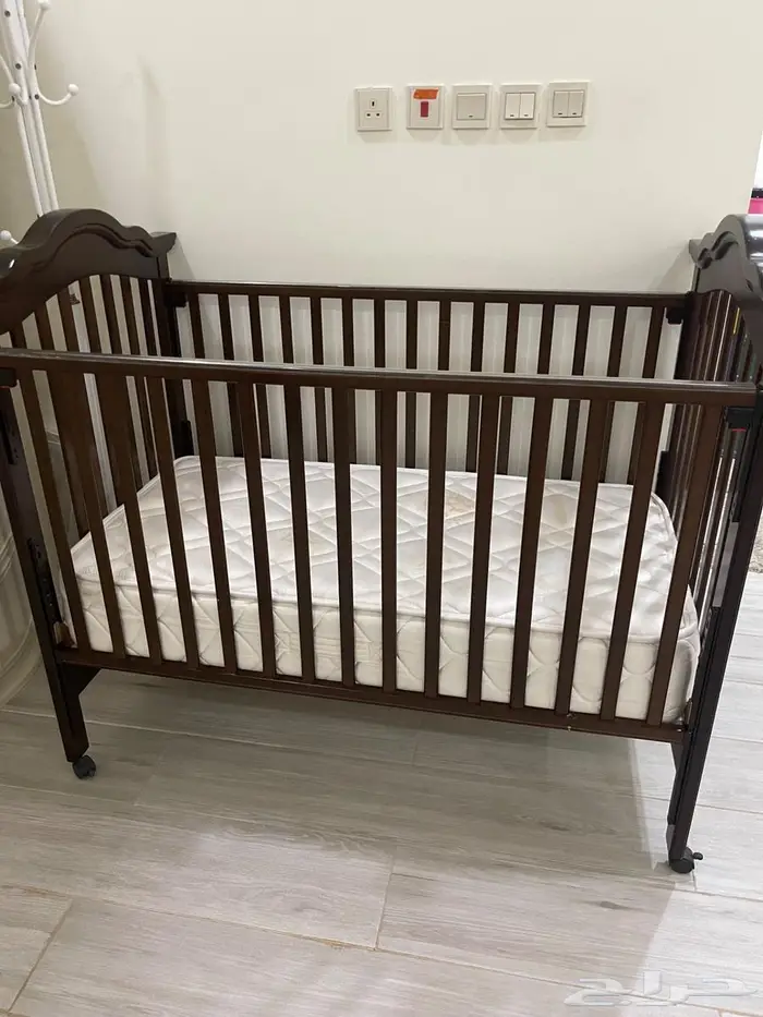 سرير اطفال مع مرتبة استخدام نظيف 0