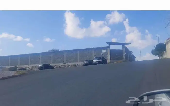 ارض للبيع موقع مميز تطل على حديقة ام العراد من جهة الشرق 0