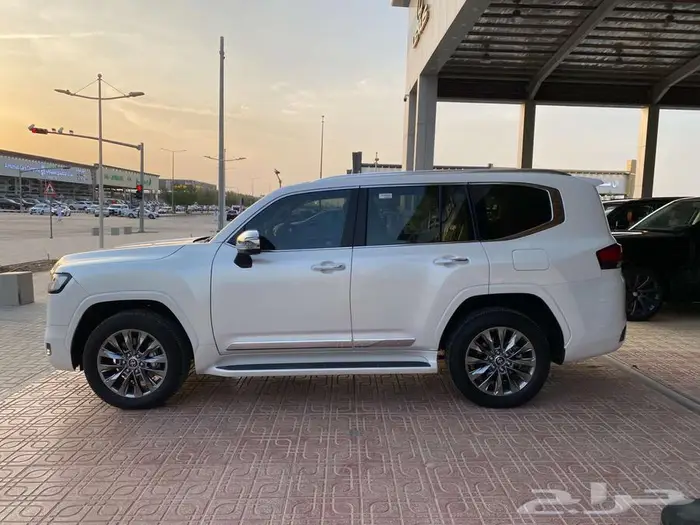 تويوتا لاندكروزر VXR 2024 ابيض مستعمل 4