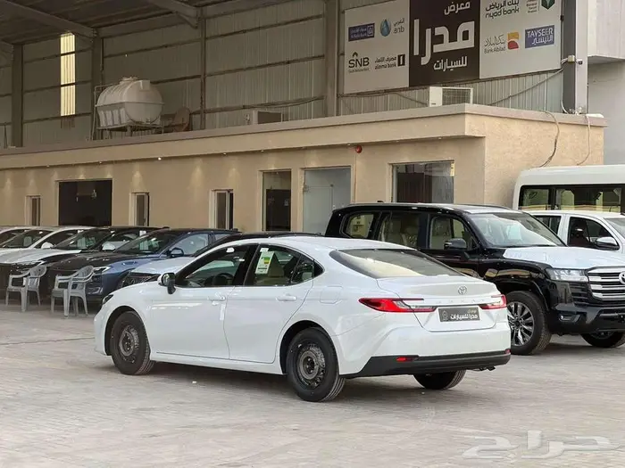 كامري E ستاندر بنزين 2025 ( ابيض واسود ) بريمي كاش واقساط 3