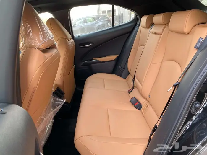 لكزس UX300h 2024 سعودي اسود. 8