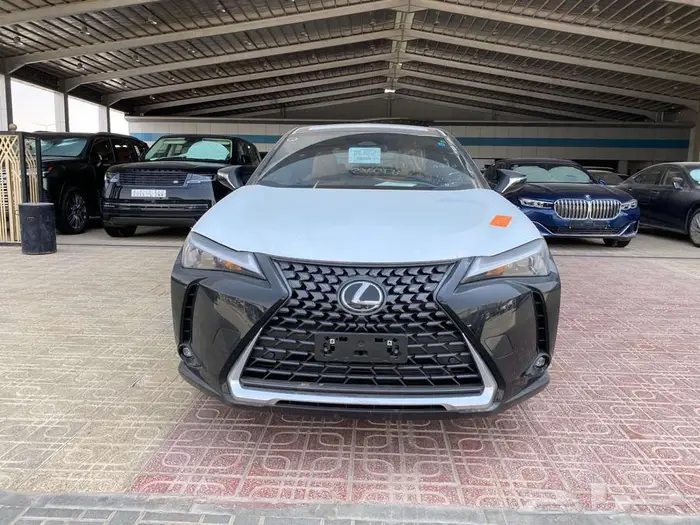 لكزس UX300h 2024 سعودي اسود. 0