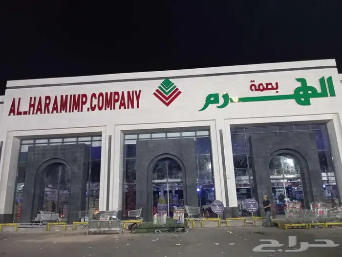 فني تركيب لوحات دعايه وإعلان بالمدينة 4