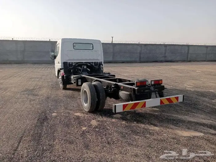 ينا ميتسوبيشي 4x2عادي 4.5 طن 2023 5