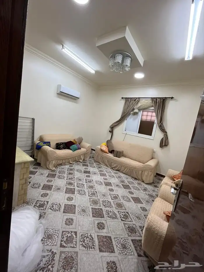 للبيع شقة بحي النعمان 5 غرف مع ملحق بالسطح بدون اثاث 2