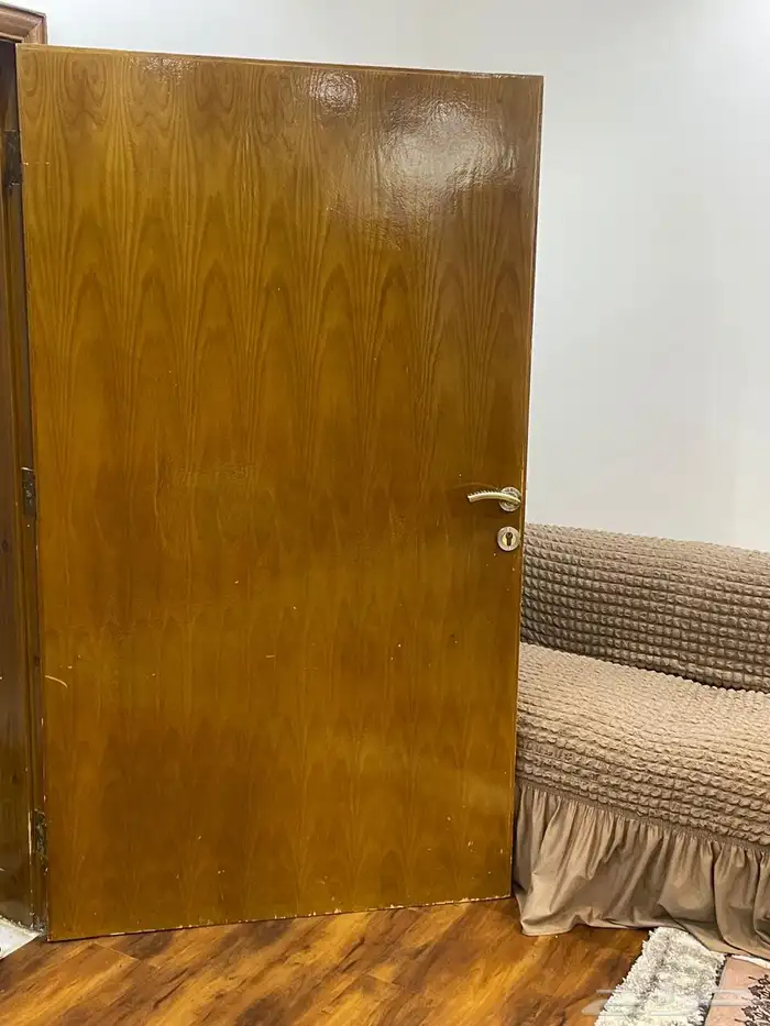 مطبخ نظيف جدا  للبيع مع ثلاثة أبواب خشب 0