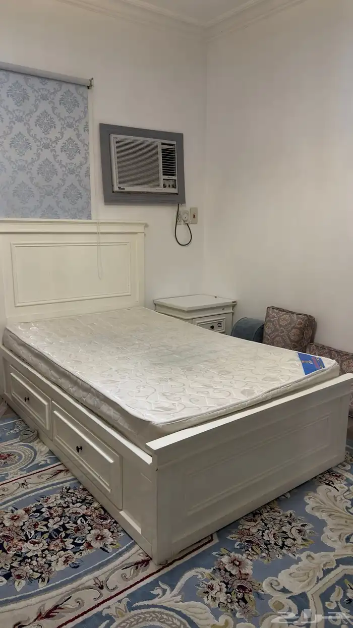 سرير مع كمودينه مع المرتبه 0