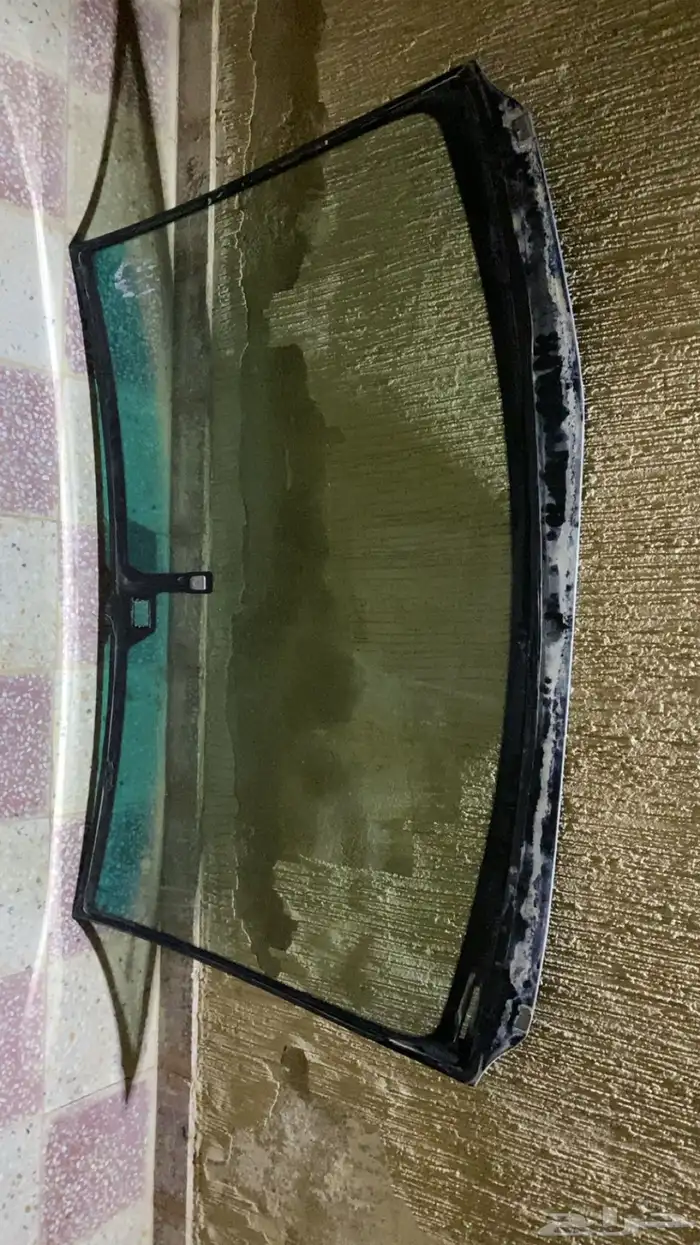 زجاج سياره لكزس فيه خدش بسيط 1