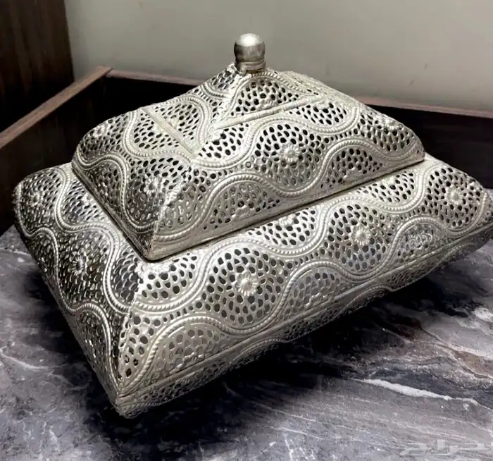 قطعه فخمه منقوشه لونها فضي مقاس كبير بحاله ممتازه 2