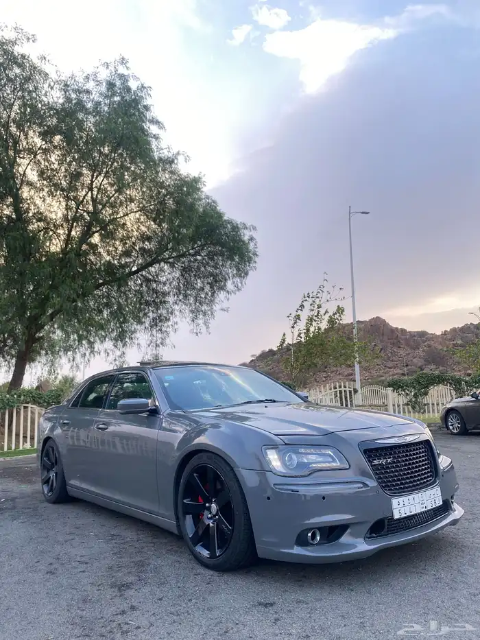 كليزلر 2013 SRT8 سكي فور نضيفه على الشرط ممشى 200 الف 2