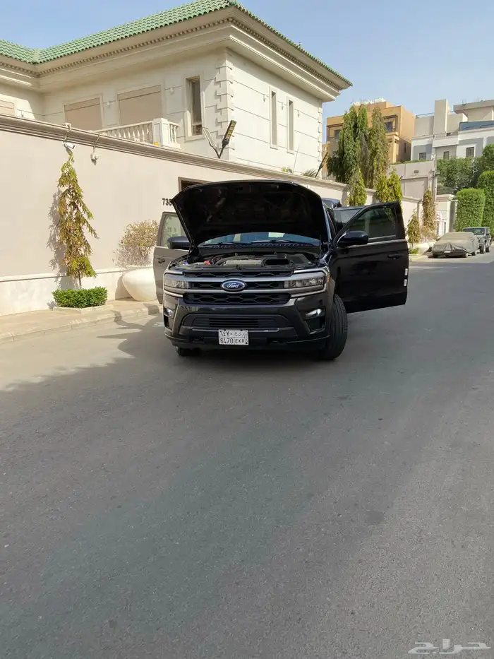 Ford Expedtion 2024 XLT Premium with leather and panorama 3