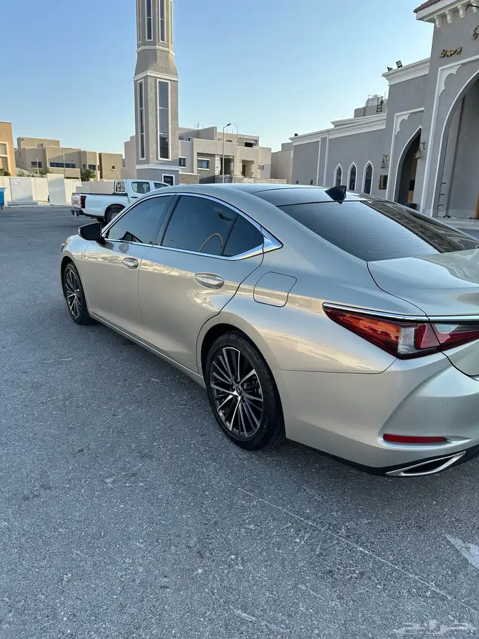 لكزس ES350 موديل 2022 4