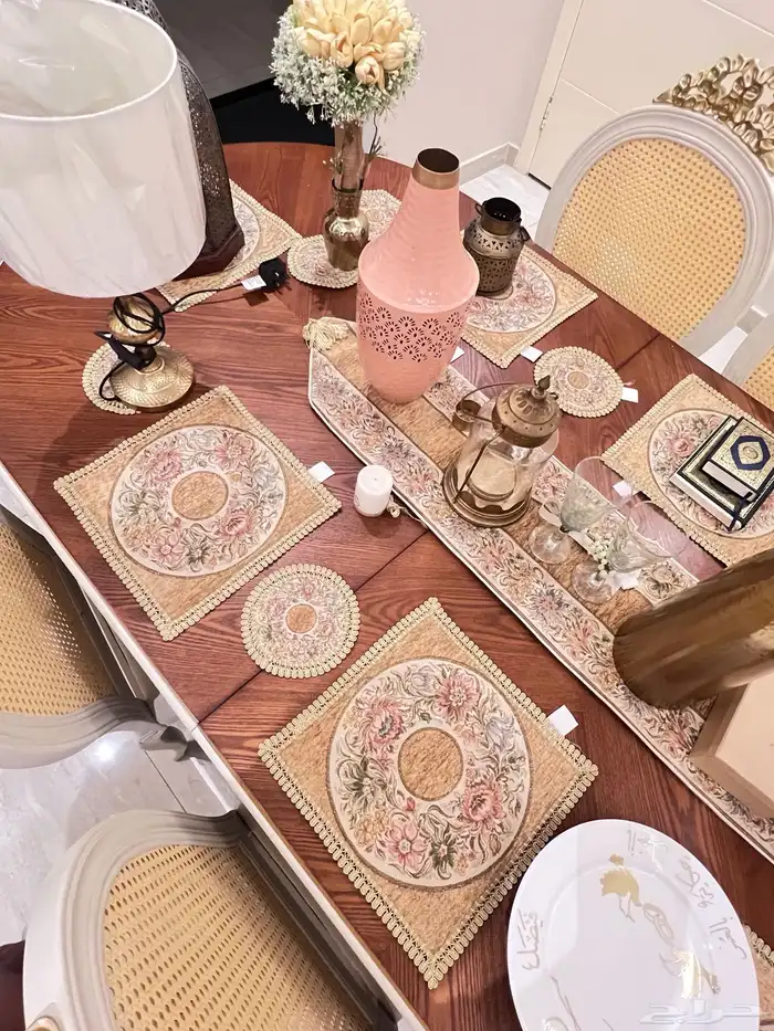 للبيع طاولة طعام مكونه من 8 اشخاص خشب فتنامي 0