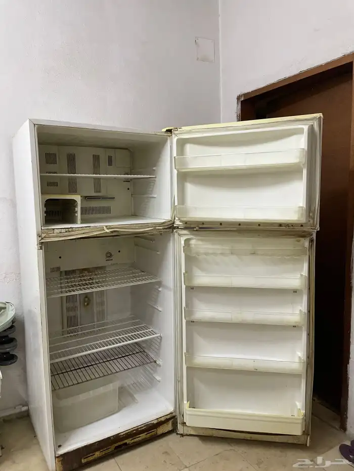 اثاث منزلي للبيع   كنب   ثلاجه   طاولة قزاز   فرن غاز 3