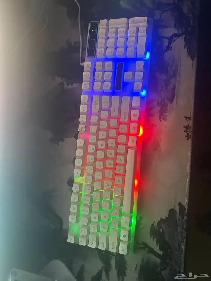 كيبورد ب ألوان رهيبه وفي كيبورد ثاني اصغر وافضل ب 1