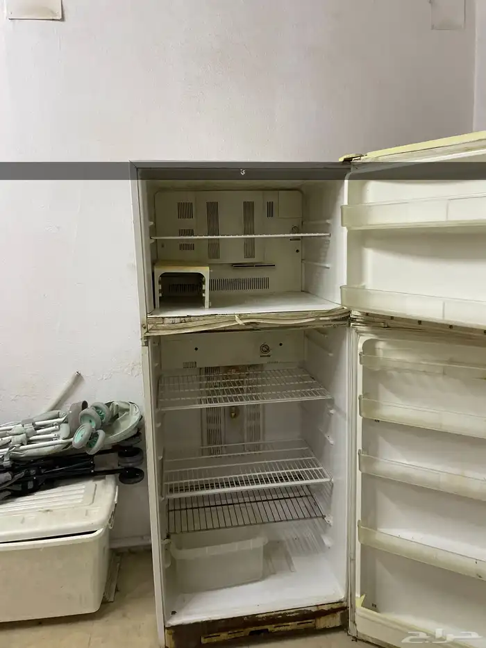 اثاث منزلي للبيع   كنب   ثلاجه   طاولة قزاز   فرن غاز 2