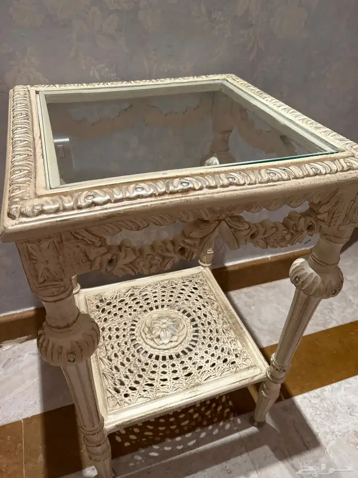 طاولة أنتيك فاخرة بزخارف يدوية وسطح زجاجي أنيق 1