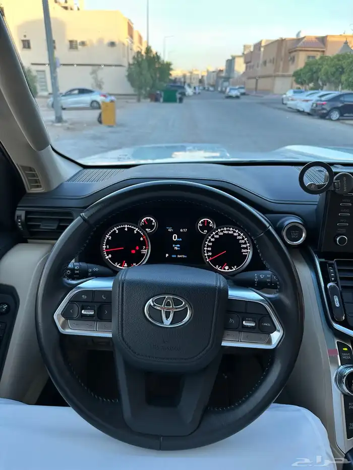 تويوتا لاندكروزر 2023 وارد وليد ممشى قليل . 31