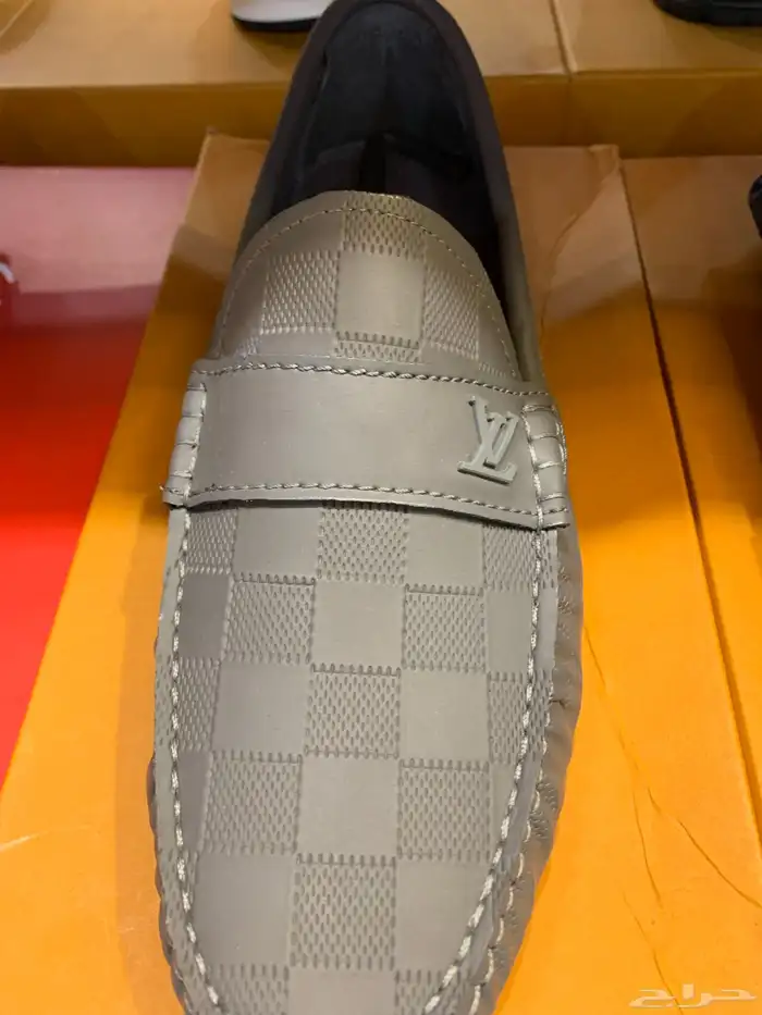 مجموعه قمصان من الكتان واحذيه جديده اصليه للبيع السريع 26