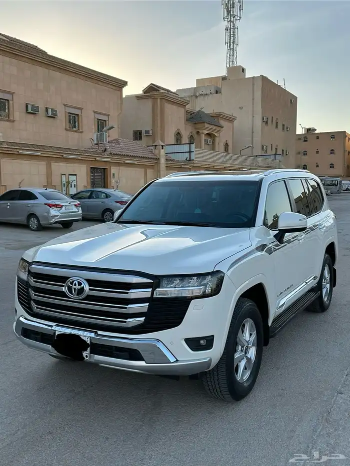 تويوتا لاندكروزر 2023 وارد وليد ممشى قليل . 2
