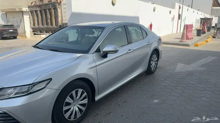 كامري 2023 نظيف جدا بنزين للبدل بسيارة عائليه 3