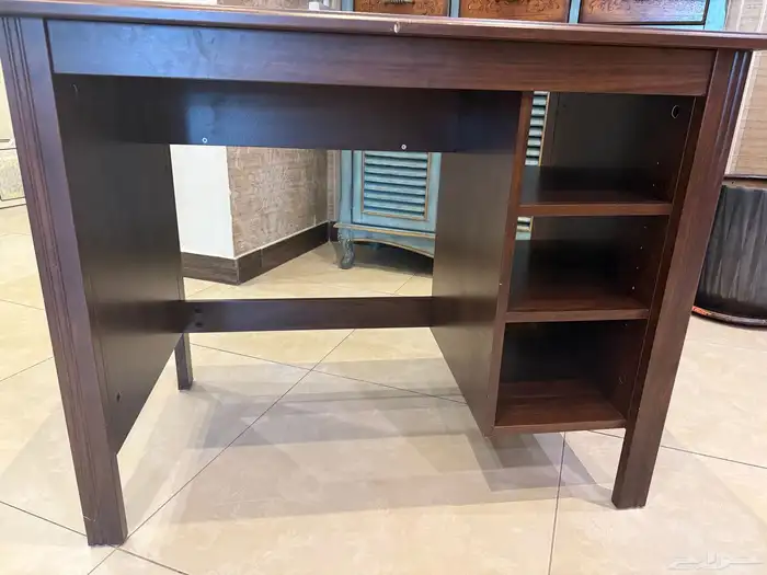 طاولة مكتبية شبه جديده 1