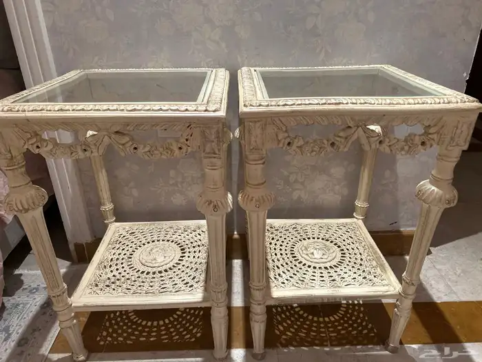 طاولة أنتيك فاخرة بزخارف يدوية وسطح زجاجي أنيق 2