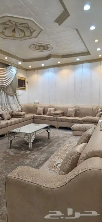 كنب للبيع مع دولاب عبايات 1
