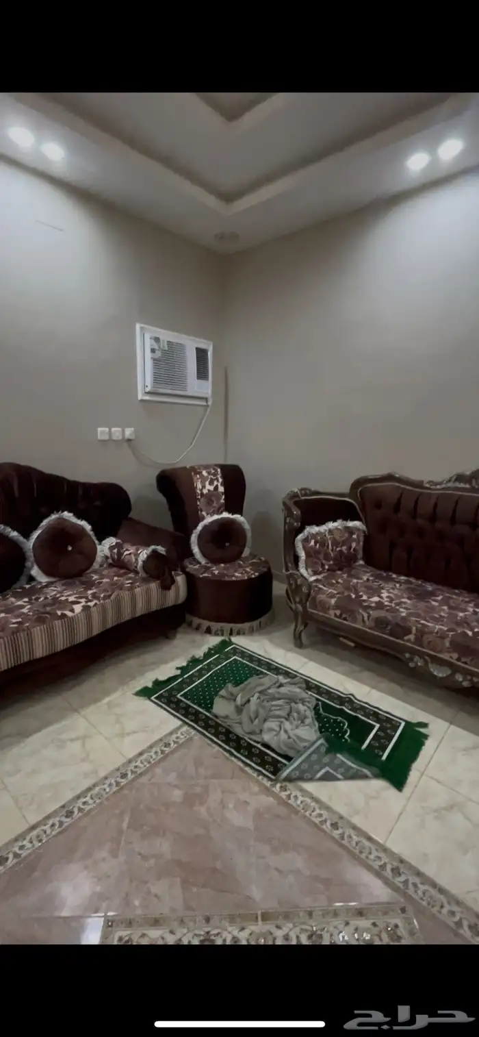 كنب للبيع نظيف جدا الطقم من 750 منها اثنين 1