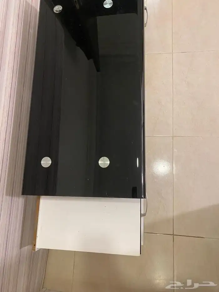 دولاب الشاشه نظيف جدا سليم مترين اسود وابيض 0