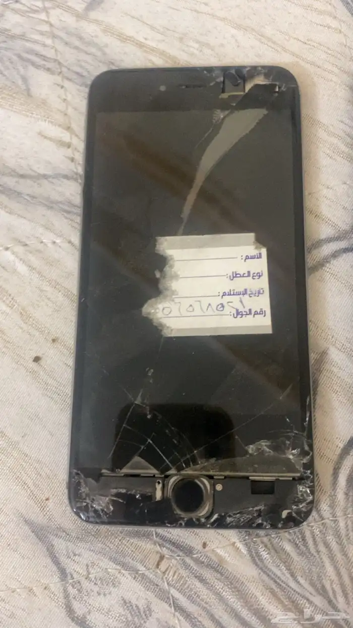 جوالين ايفون 6 بلس وجلكسي كما هو موضح في العرض للبيع 3