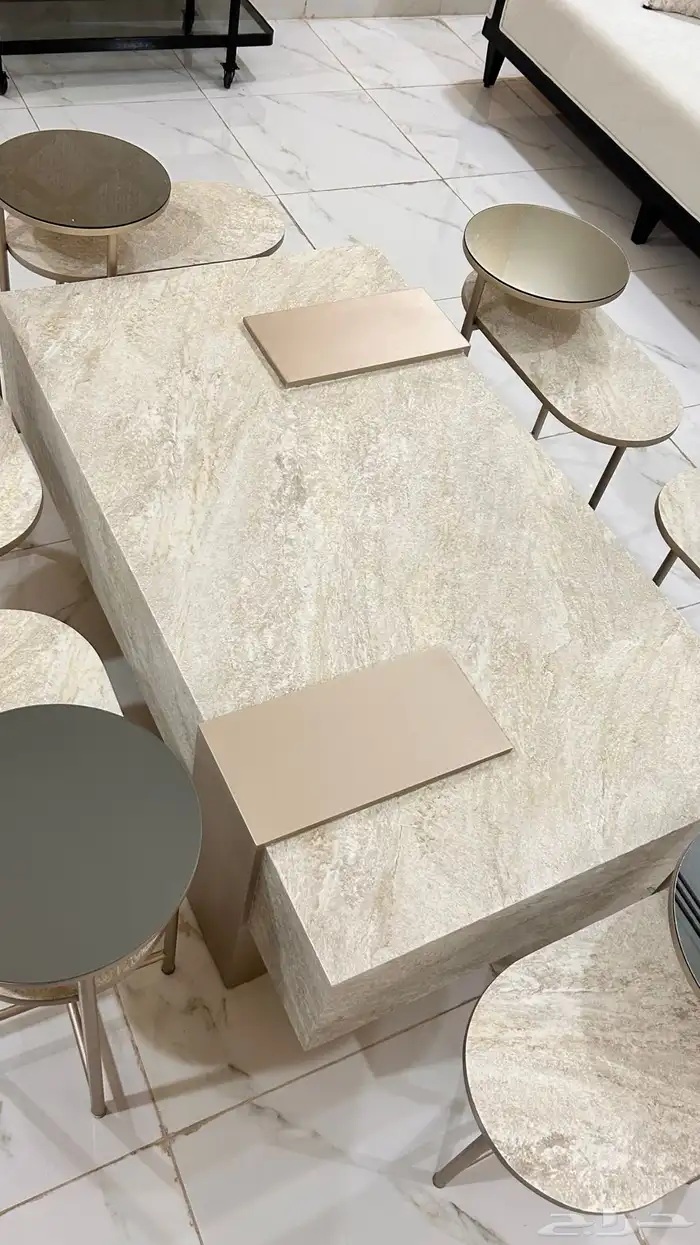 طاولة جديدة للبيع جديده ما استخدمتها ولا يوم 0