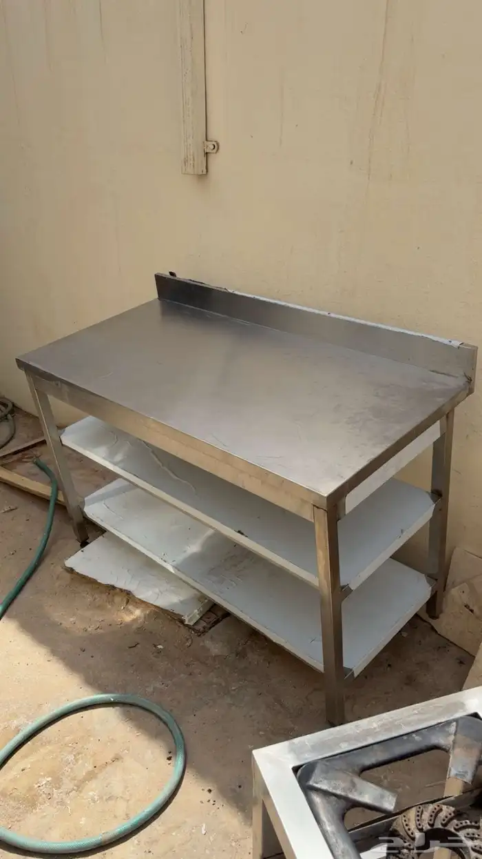 طاولة المانيوم و أغراض 3