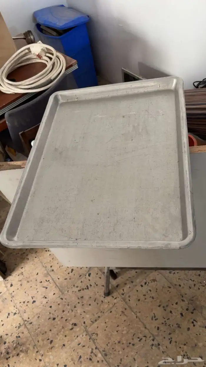 طاولة المانيوم و أغراض 1