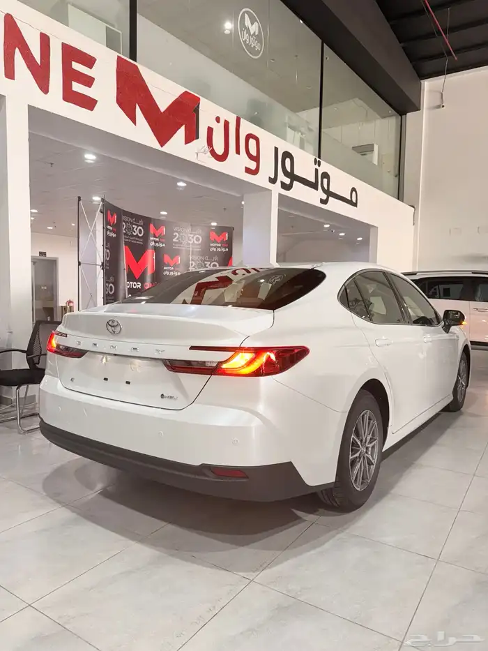 تويوتا كامري E هايبرد 2025 5