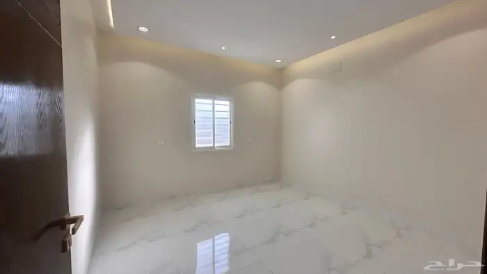 للبيع روف علوي مستقل وسيع جدا مع مدخل سياره المحاله 20