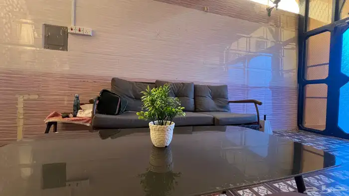 كراسي حديد 2 وا واحد مشترك وطاوله قزاز 2