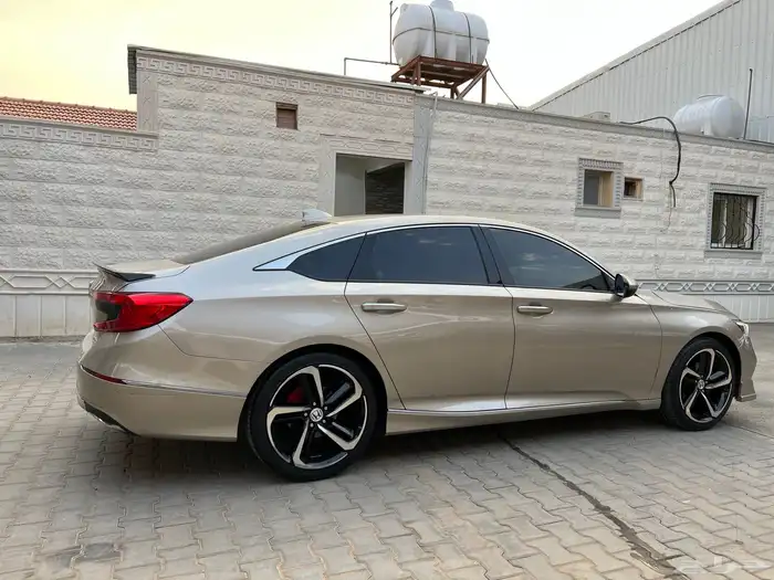 هوندا اكورد 2019 فل كامل فتحة نظيف جدا لدى معرض قمة الاطلال 10