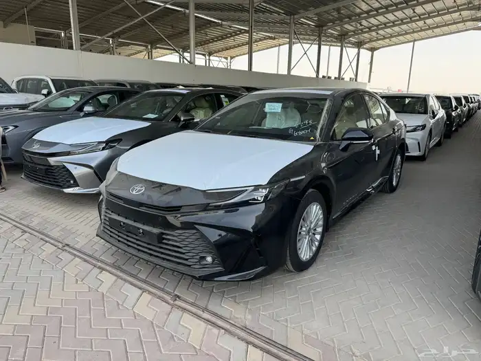 كامري (2025) LE سعودي متوفر لون اسود وابيض 2
