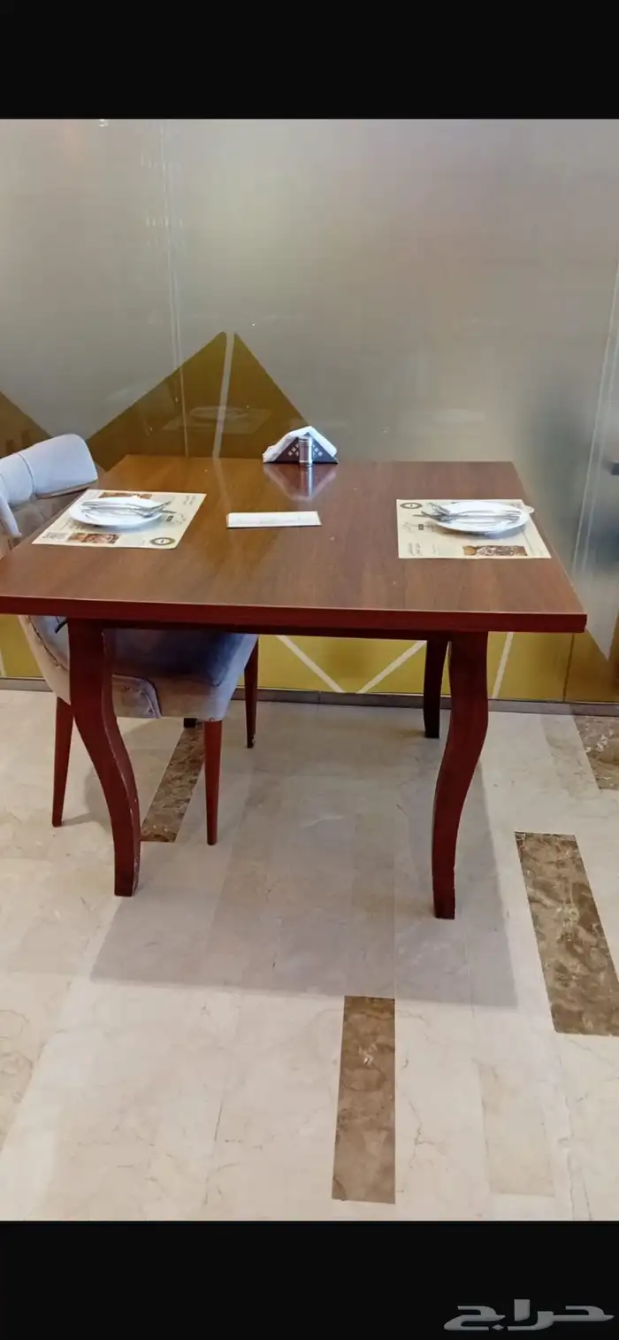 طاولات وكراسي 1