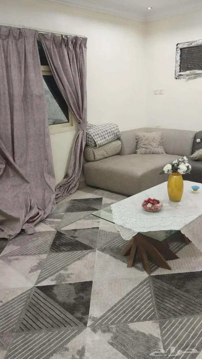 مجلس ب 900 ريال معاه 2 طاولة قهوة زجاج و ستارة بلوازمها 0