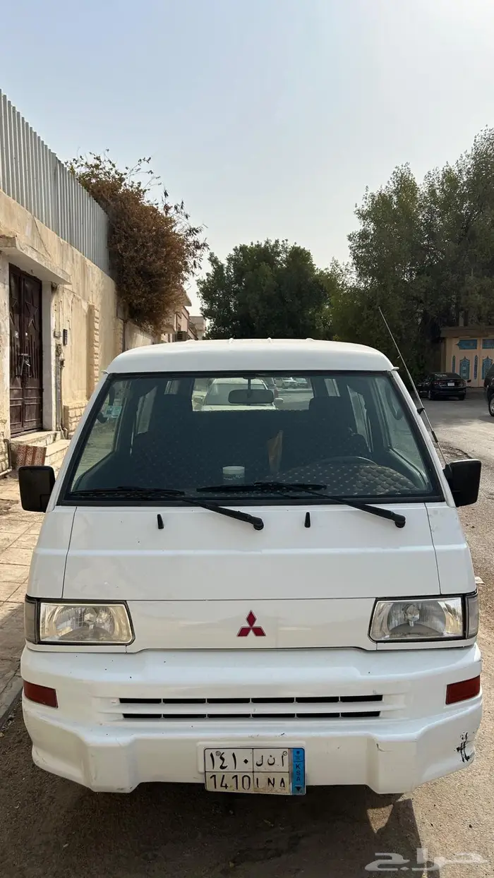 باص ميتسوبيشي أبيض 5
