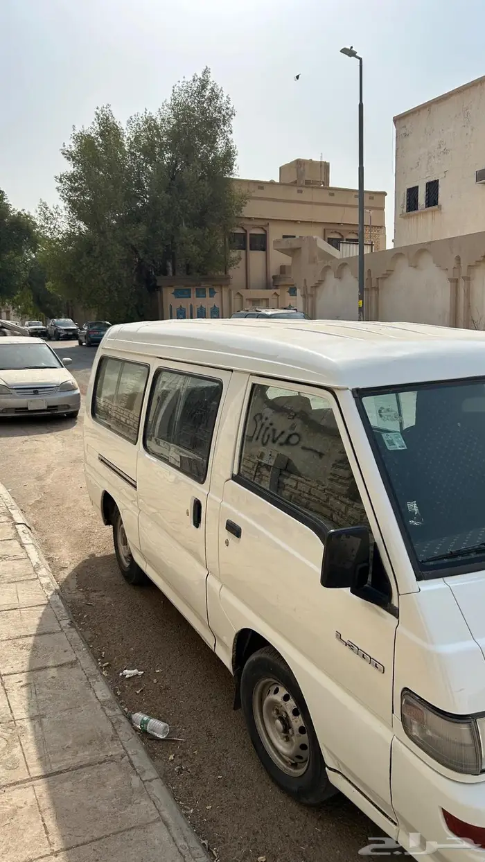 باص ميتسوبيشي أبيض 4