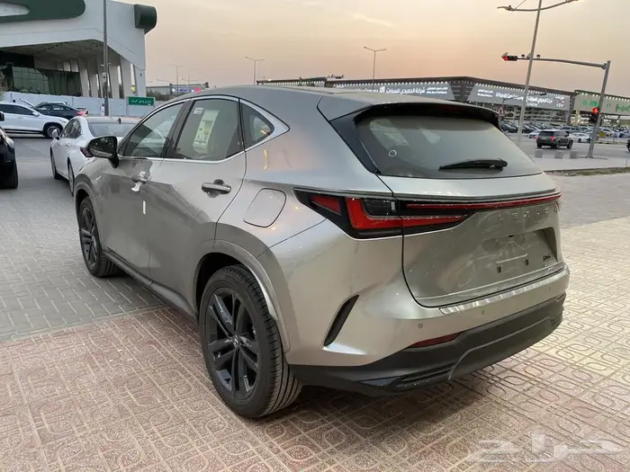 لكزس NX 350 AA 2025 تيتانيوم داخلي احمر 11