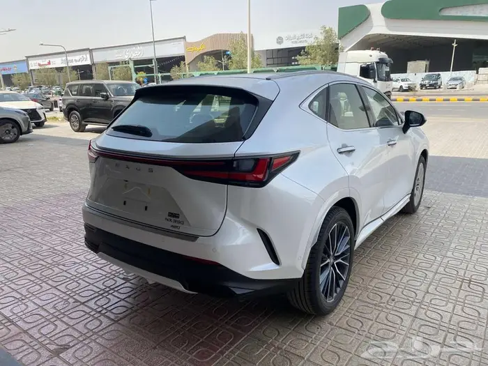 لكزس NX 350CC بنزين 2025 ابيض داخلي احمر. 11