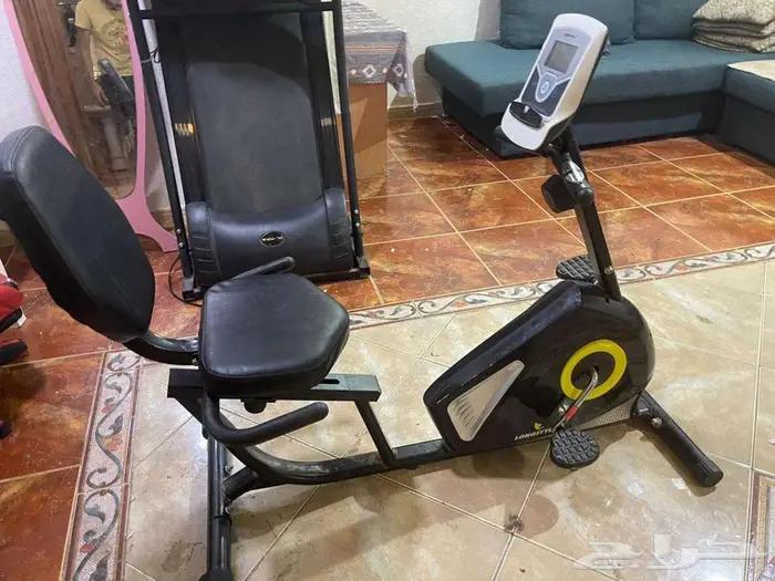 دراجه رياضيه شبه جديده مع بنش واوزان وعدد 2 بار 9