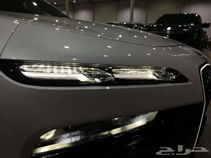 بي ام دبليو 735i 2025 ابيض داخل احمر الفئة السابعة خليجي 33