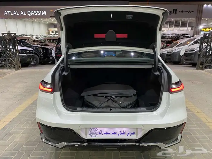 بي ام دبليو 735i 2025 ابيض داخل احمر الفئة السابعة خليجي 53