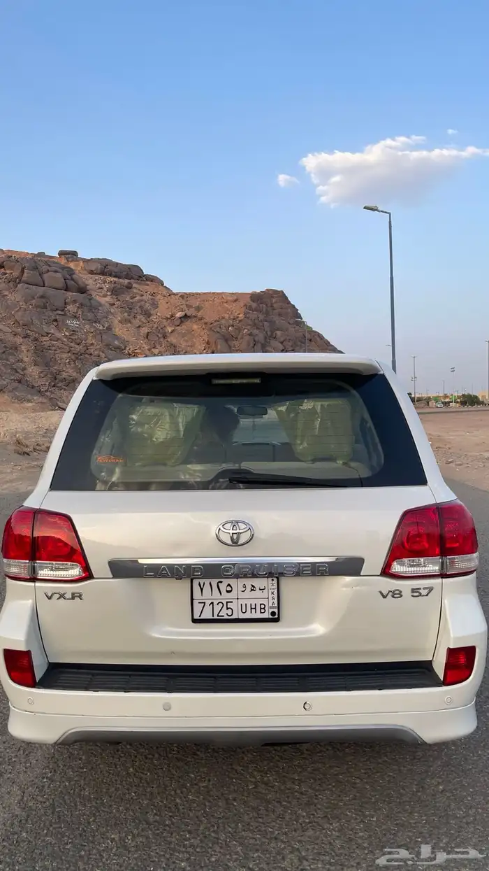 لاندكروزرصالون 2011 VXRنظيف 6